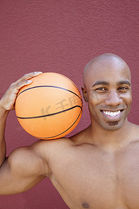 彩色背景下肩扛篮球的快乐非洲裔美国人肖像