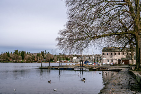 2021年1月摄影照片_Bowness on Windermere, Cumbria, UK - 2021年2月1日：Covid锁定期间Bowness Bay Lake Windermere的旅游游船