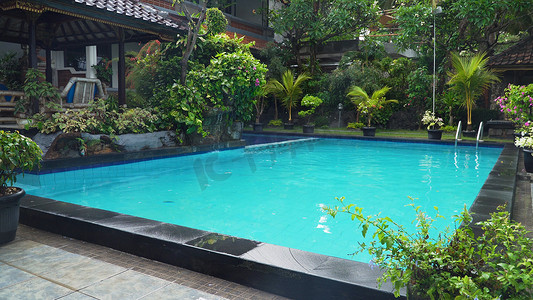 酒店的室外游泳池。
