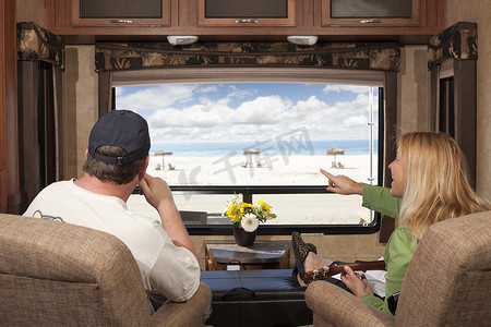 情侣从房车欣赏海滩美景