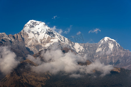 尼泊尔蓝天背景的安纳布尔纳峰南山峰
