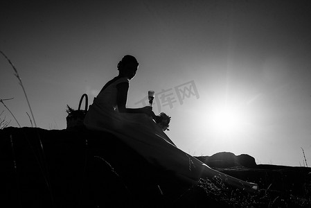 沙漠橙色夕阳背景下一对快乐的年轻男女的剪影