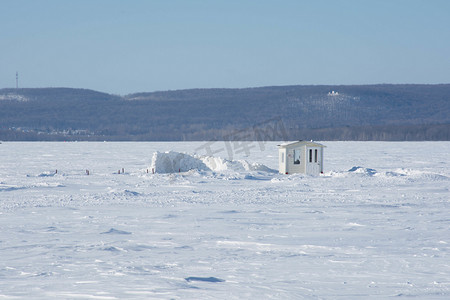 冰湖上的冰钓小屋