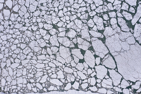 在寒冷的冬日用冰块结冰的密歇根湖。