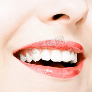 牙齿笑容摄影照片_完美的笑容和健康洁白的天然牙齿，为牙科和美容而开心微笑