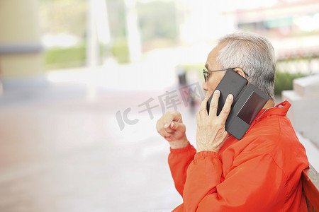 亚洲老人用智能手机聊天