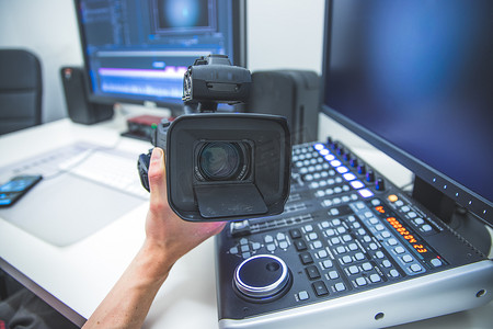 编辑摄影照片_用于视频编辑和视频制作的专业剪辑室：监视器、摄像机和混音