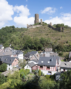 梦幻城堡森林摄影照片_德国埃菲尔蒙雷亚尔美丽村庄的半木结构房屋和城堡废墟