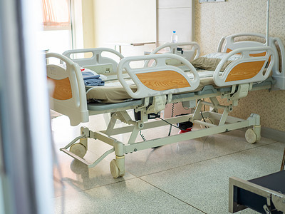 护理室中空的可调节病床供患者入院