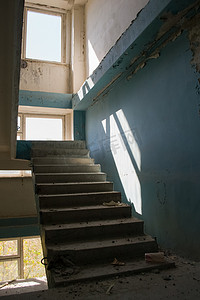 废弃楼梯摄影照片_Chyhyryn 核电站附近 Orbita 村的废弃住宅楼。
