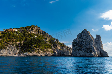 Faraglioni di Mezzo 和 Capri 岛旁边小海湾的美丽全景