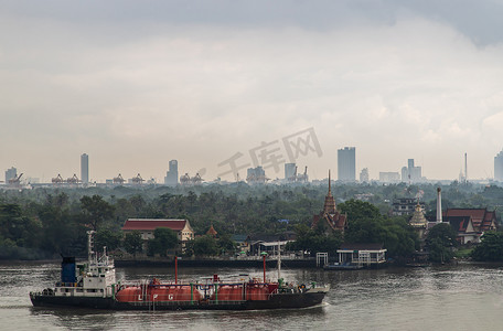 天然气液化石油气罐车在湄南河航行，穿过 Bang Krachao Nok 寺码头前。
