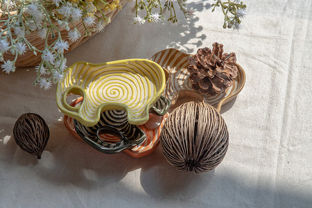 一套大象形状的陶瓷杯和干 cerbera oddloam 的种子，松果来装饰房子精美。