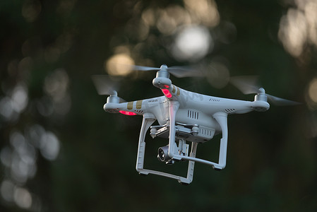 16 - 白色无人机携带的银色万向架上的专业相机