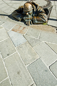 “名为 man at work 的青铜雕塑，布拉迪斯拉发，斯洛伐克”
