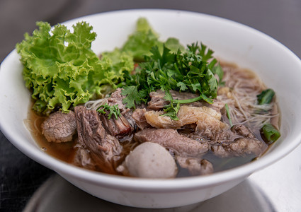 泰式牛肉清汤白米粉配红烧牛肉、丸子和蔬菜。
