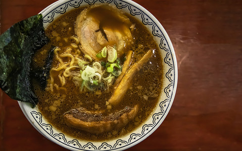 日本拉面汤配茶树猪肉日本竹笋切片海藻和大葱。
