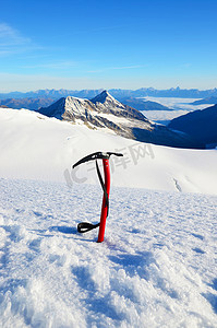 雪地里的冰镐