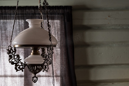 乡村客厅天花板上挂着的旧古董玻璃灯