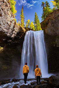 Wells Gray 不列颠哥伦比亚省加拿大，Cariboo 山在加拿大不列颠哥伦比亚省克利尔沃特镇附近的 Wells Gray 省立公园的 Murtle 河上创造了 Helmcken 瀑布壮观的水流