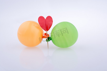 彩色小图案摄影照片_红心和彩色小气球
