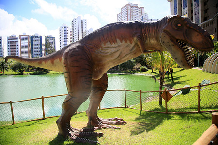 恐龙世界摄影照片_公园里的恐龙雕塑