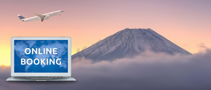 日本冬季日出时，商用飞机飞越富士山美丽的自然景观。