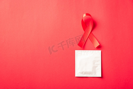蝴蝶结丝带摄影照片_红色蝴蝶结丝带标志 HIV、艾滋病癌症意识和避孕套