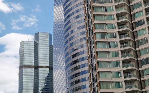 城市蓝色几何摄影照片_具有重复结构的现代建筑上的角形几何镜面覆层。