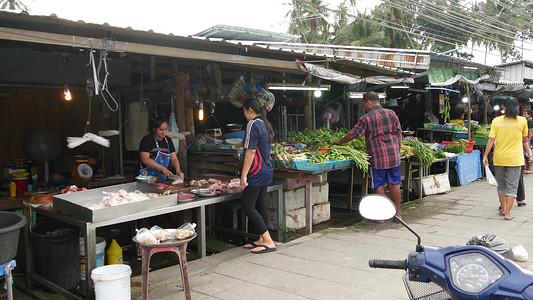 泰国苏梅岛 — 2019 年 7 月 10 日：当地人的食品市场。
