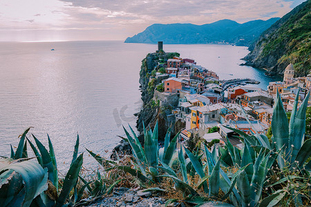 意大利五渔村 Vernazza 风景如画的沿海村庄。