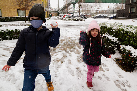 两个孩子扔雪球