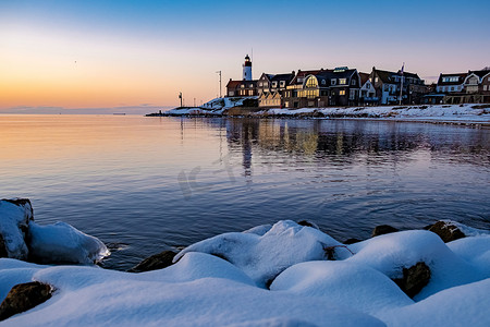urk摄影照片_Urk 荷兰灯塔在冬季与白雪覆盖的海岸线，Urk 视图在灯塔雪景冬季天气在荷兰