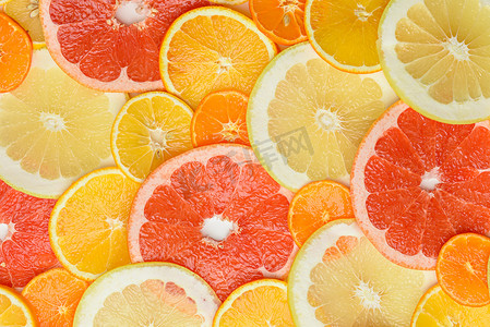 柑橘类水果摄影照片_切成圆形的柑橘类水果：橙子、葡萄柚、柠檬、橘子