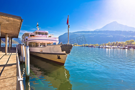 卢塞恩湖船码头的 Alpnachstad 瑞士阿尔卑斯山村和风景