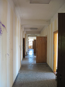 奇吉林核电站废弃工业厂房的房间和走廊