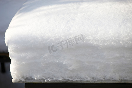 雪花冰沙摄影照片_厚厚的雪层