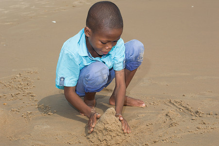 孩子在玩湿沙子。