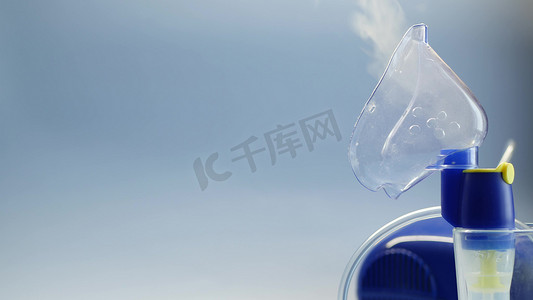 雾化器的氧气面罩，用于肺炎、covid、sars 和支气管炎治疗的医疗设备。