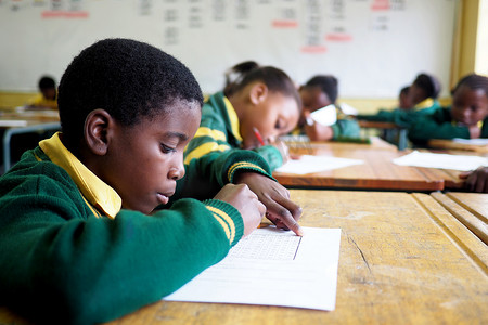 南非一所贫困学校的小男孩