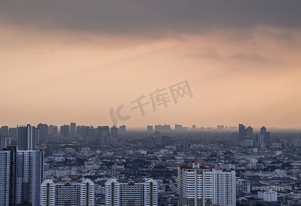 神木出云摄影照片_日落前曼谷的城市景观营造出充满活力的感觉，为即将到来的一天做好准备。