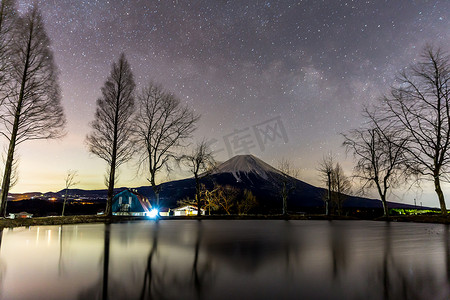 有星星和银河的富士山