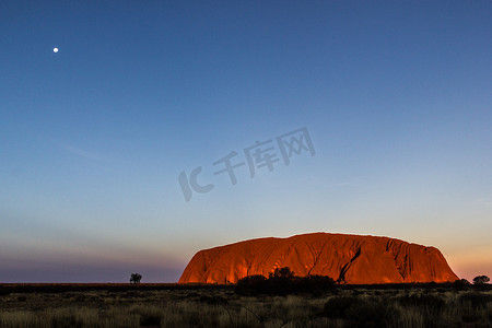 希尔斯摄影照片_乌鲁鲁日落与月亮，艾尔斯岩，澳大利亚红土中心，澳大利亚