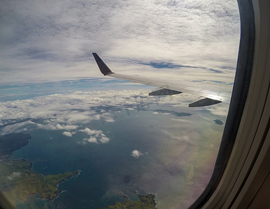 从飞机内看南太平洋斐济纳迪机场山区热带海岸线海滩的空中景观