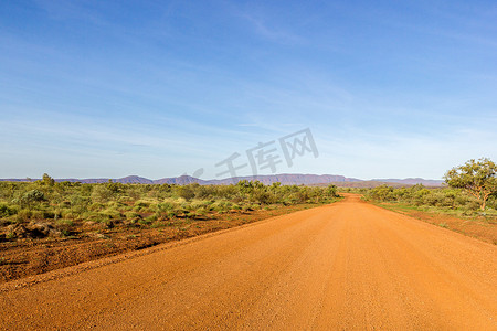 多云蓝天的红色 Australienn 乡村公路，西澳大利亚