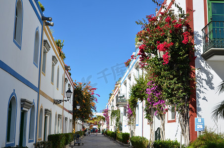 大加那利岛莫干港镇色彩缤纷的街景，