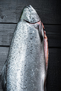 黑木表面上的新鲜生鲑鱼红鱼