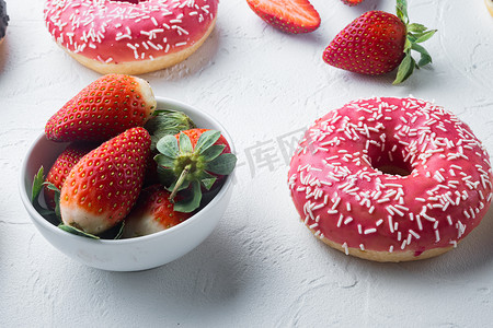 粉色草莓味甜甜圈，白色背景