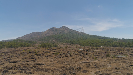 与巴图尔火山的山地景观