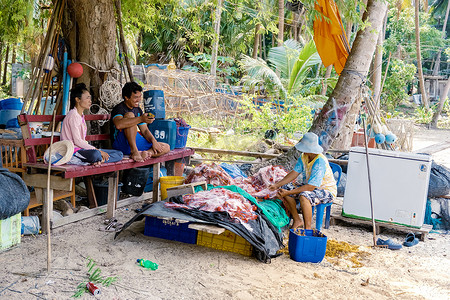 泰国春蓬省 Koh Phitak 2020 年 1 月，渔船和水面上的小木屋，Koh Phitak 是泰国的传统渔村